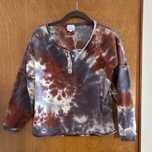 Amaryllis // tie dye v neck